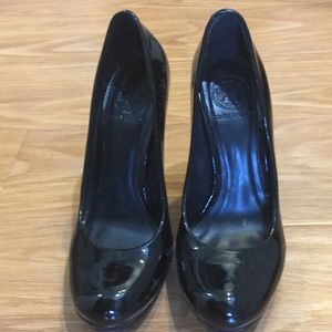 Tory Burch patent leather black pumps